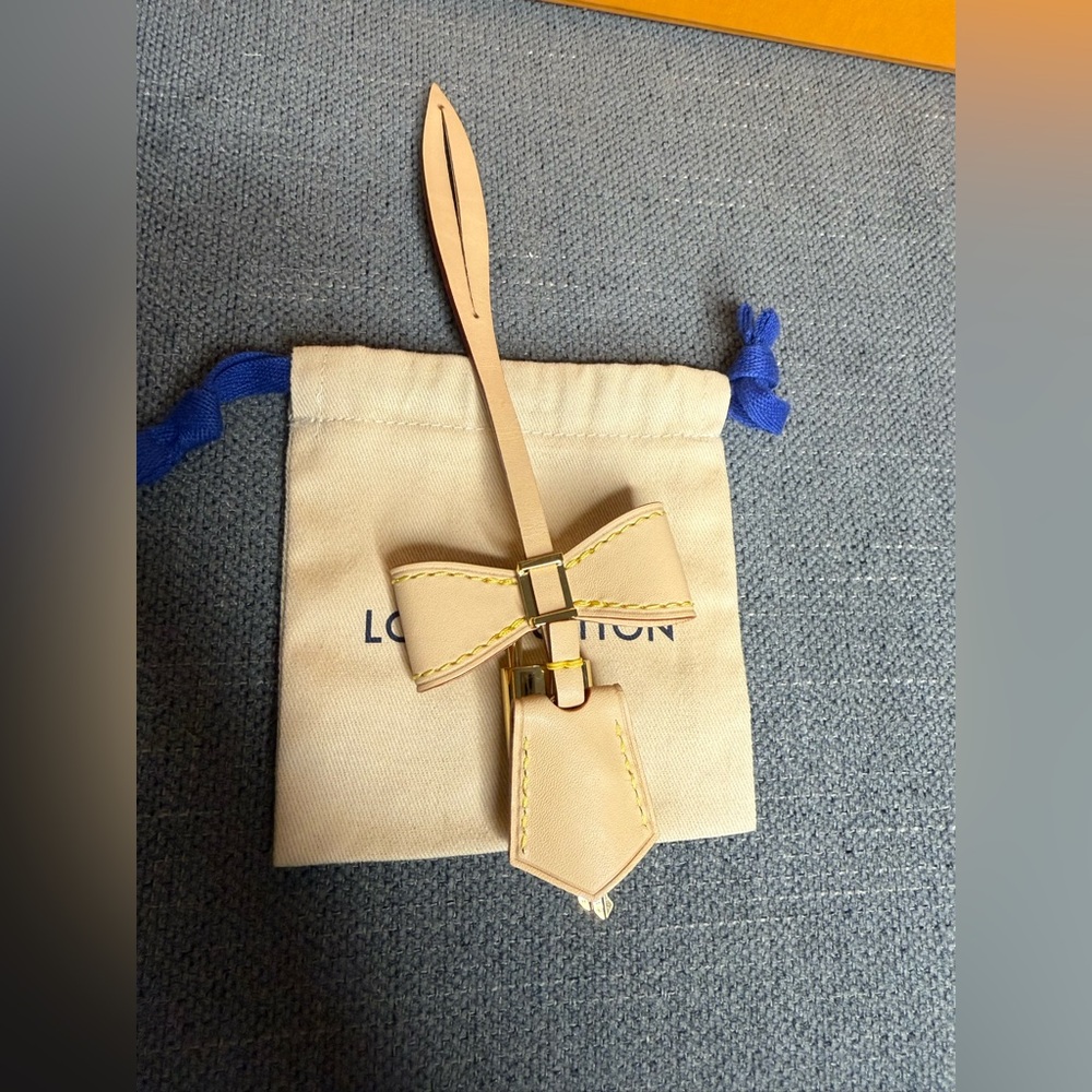 Louis Vuitton Murakami bow bag charm lock and keys - Picture 5 of 5